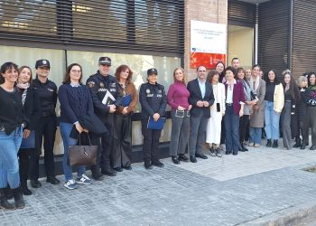 La Generalitat presenta el protocolo interno de los Centros de Atención Integral 24 horas para Víctimas de Agresiones Sexuales a los agentes participantes en su elaboración