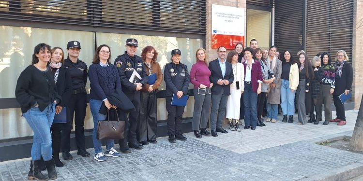 La Generalitat presenta el protocolo interno de los Centros de Atención Integral 24 horas para Víctimas de Agresiones Sexuales a los agentes participantes en su elaboración