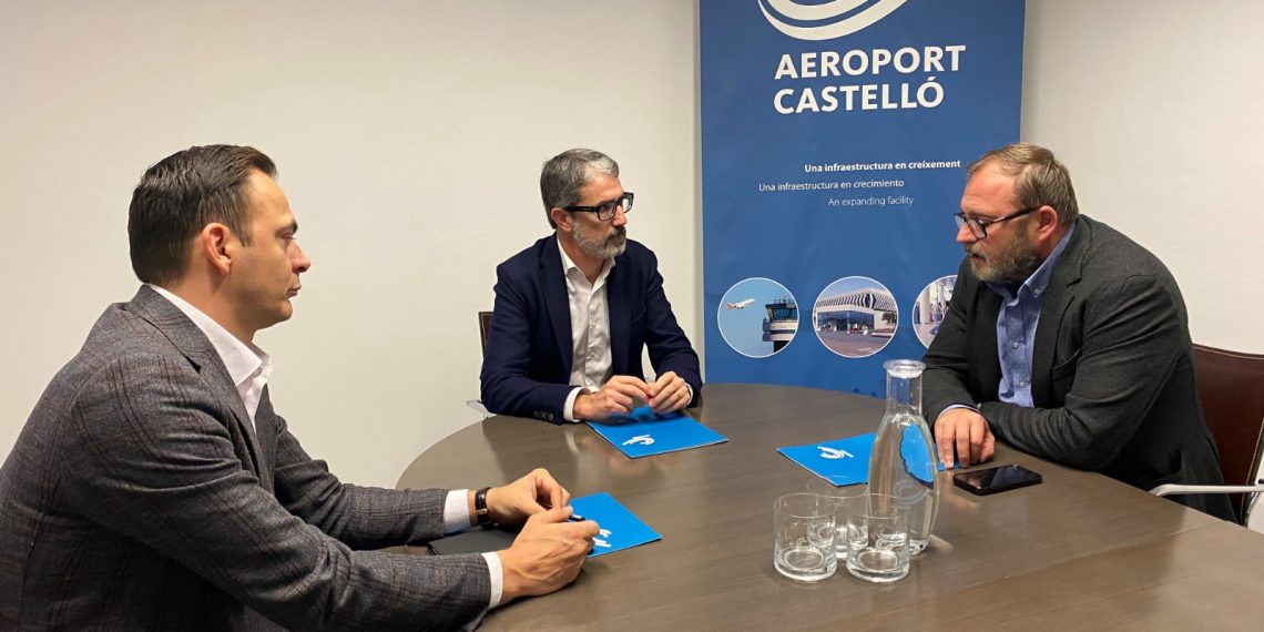El aeropuerto de Castellón traslada al Consulado de Rumanía su apuesta por el mercado rumano con las rutas de Bucarest y Cluj