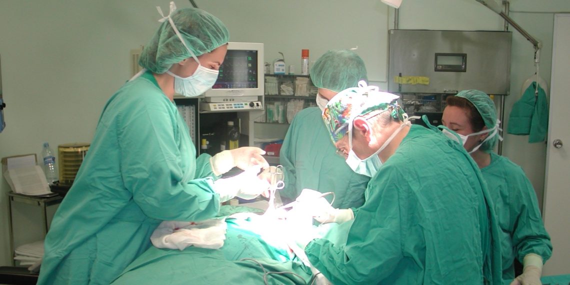 El número de pacientes con prioridad 1 en espera quirúrgica se reduce en más del 58 % durante esta legislatura