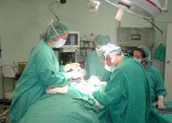 El número de pacientes con prioridad 1 en espera quirúrgica se reduce en más del 58 % durante esta legislatura