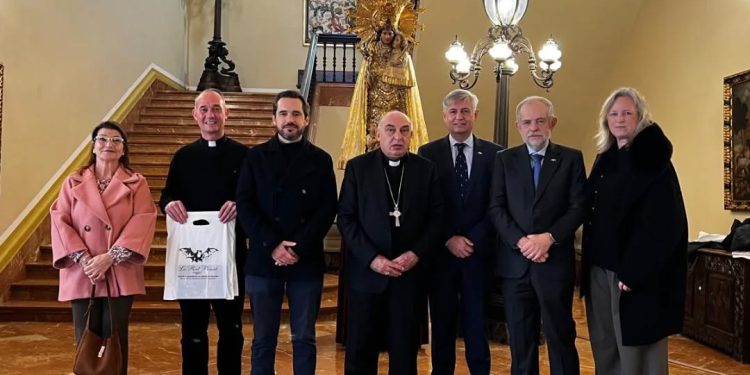 Lo Rat Penat presenta a l’arquebisbe de Valéncia la nova edició de ‘Els Quatre Evangelis’