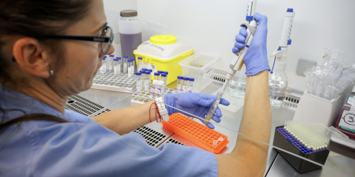 La Fe y la Universitat de València editan una guía para promover entre la población migrante la donación de muestras para investigación