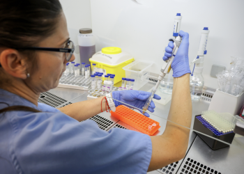 La Fe y la Universitat de València editan una guía para promover entre la población migrante la donación de muestras para investigación