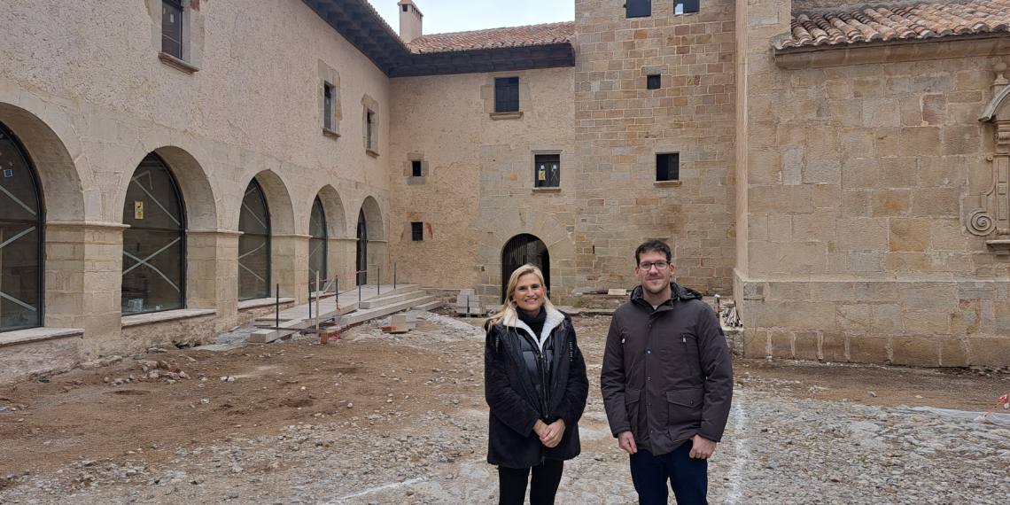 La delegada del Consell visita Vistabella y las obras de rehabilitación de Sant Joan de Penyagolosa