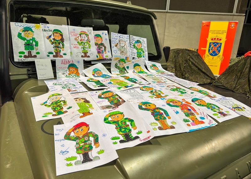 El teniente general Luis Sáez, jefe del CGTAD y Representante Institucional de las FAS en la CV, visita EXPOJOVE 2024-25