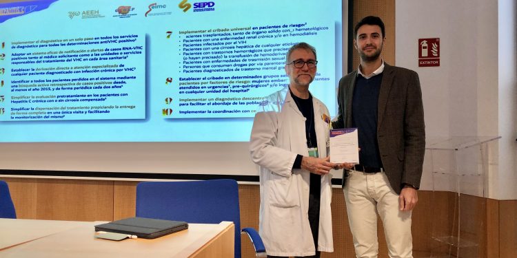 El Hospital Arnau recibe un certificado de excelencia por la implementación del Decálogo de eliminación de la hepatitis C