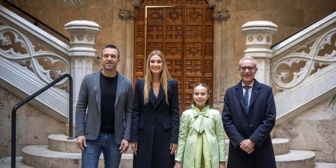 Vicent Mompó recibe a las Falleras Mayores de Valencia en la Diputació