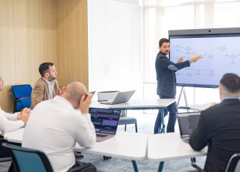 Estudiantes se informan sobre las oposiciones y ofertas laborales de la Generalitat en el Foro de Empleo de la Universitat de Valencia.