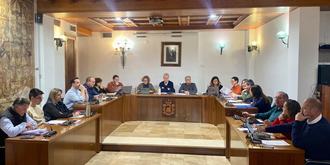 El Ayuntamiento de l’Eliana aprueba por unanimidad solicitar la mejora del paso peatonal en la estación de Metro
