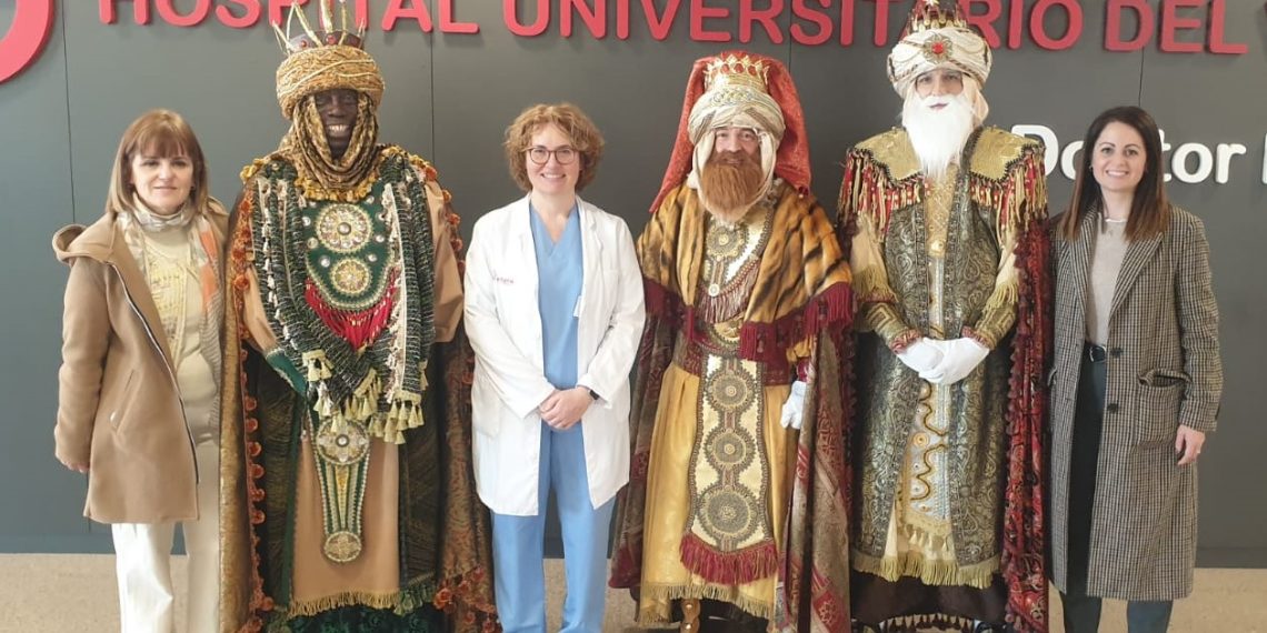 Los Reyes Magos de Oriente visitan a los pacientes del Hospital Universitario del Vinalopó