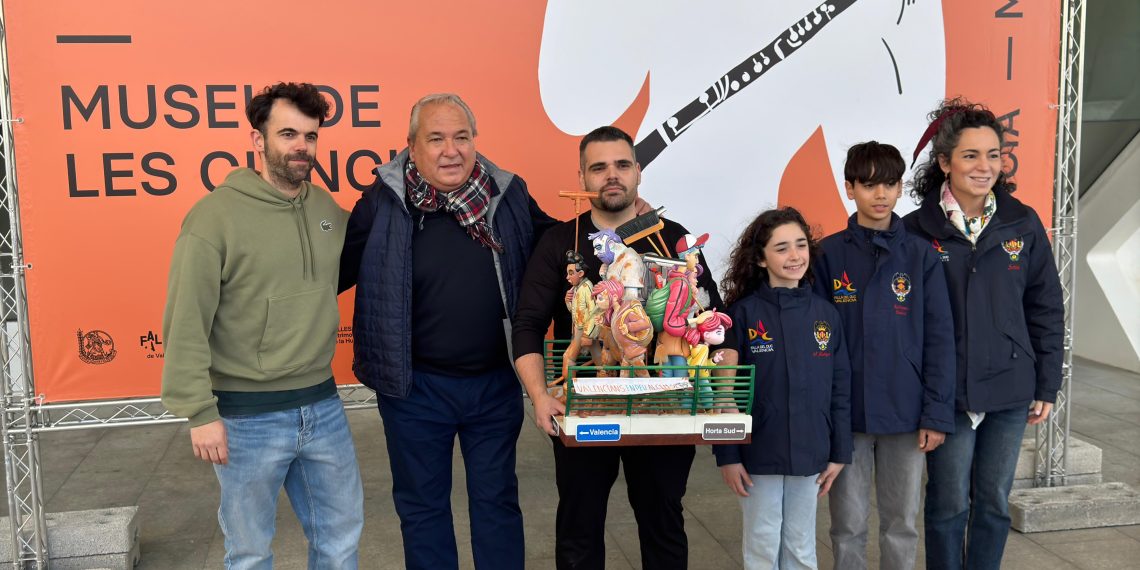 La Exposición del Ninot, que se abre al público el sábado, recibe las primeras figuras