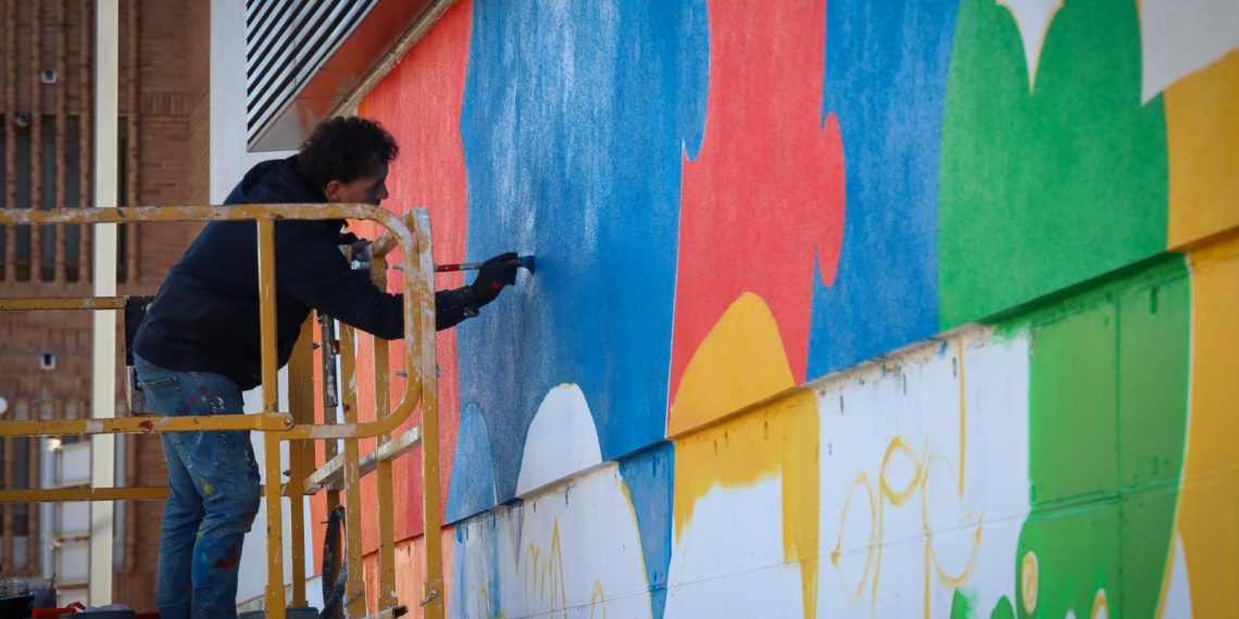 “Nuestro cole, nuestro mundo”, un mural colorista en el CEIP Les Terretes