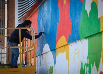 “Nuestro cole, nuestro mundo”, un mural colorista en el CEIP Les Terretes