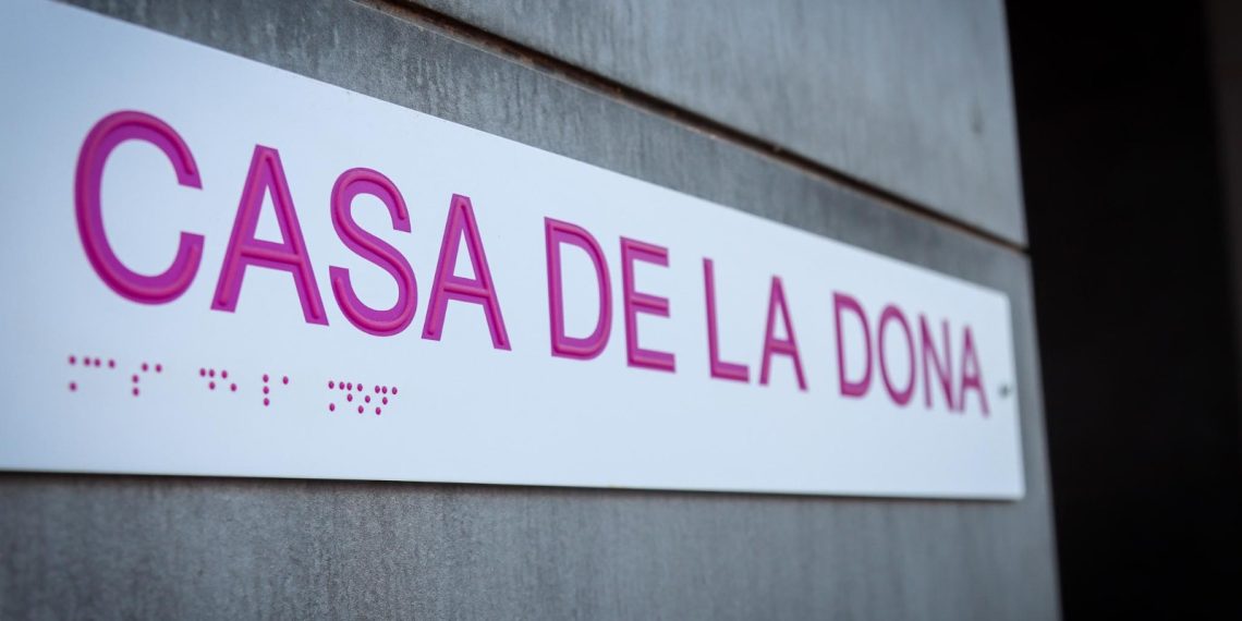 La Casa de la Dona de Torrent incorpora un pictograma en Braille para mejorar la accesibilidad