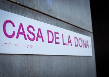 La Casa de la Dona de Torrent incorpora un pictograma en Braille para mejorar la accesibilidad