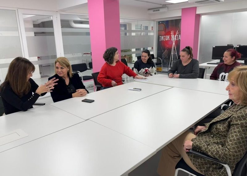 La vicepresidenta primera resalta la “importante labor” de Apramp para ayudar a las mujeres víctimas de explotación sexual