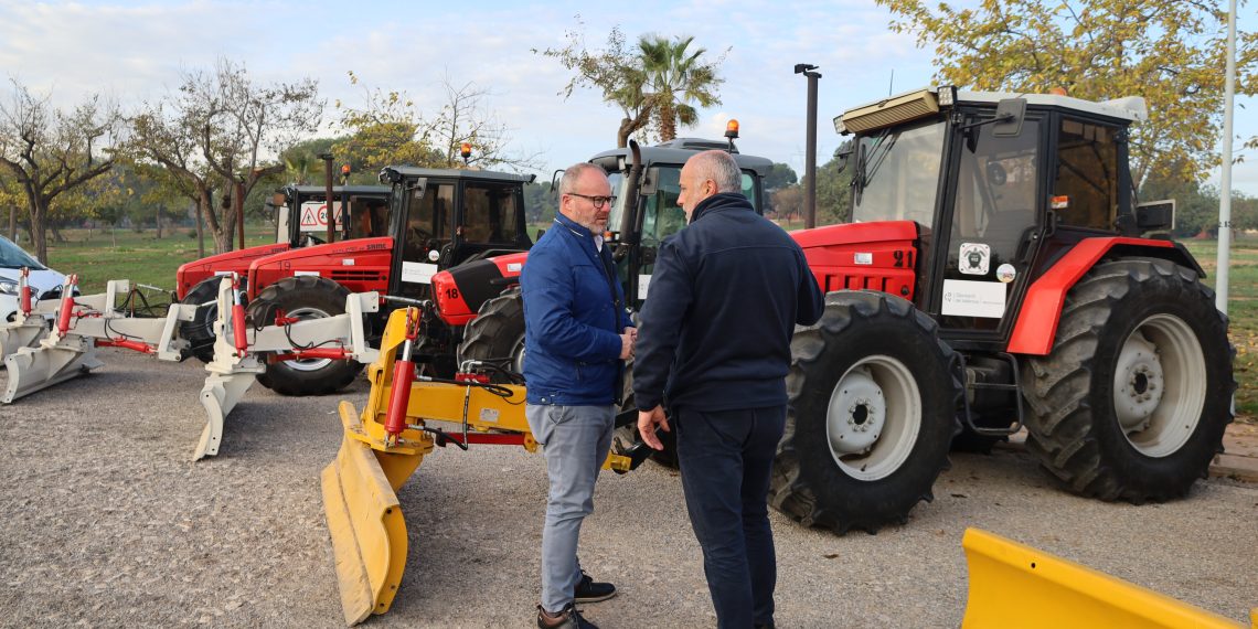 La Diputació de Valencia habilita los tractores de limpieza de playas para actuar en caso de emergencia por nieve