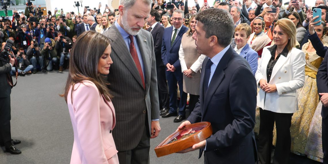 Carlos Mazón recibe a Sus Majestades los Reyes en el estand de la Comunitat Valenciana en Fitur