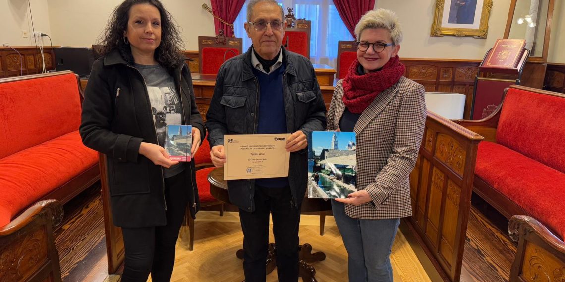 Salvador Solanes recibe su premio como ganador del III Concurso de Fotografía  “Portada de l’Agenda del Valencià 2025”