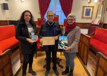 Salvador Solanes recibe su premio como ganador del III Concurso de Fotografía  “Portada de l’Agenda del Valencià 2025”