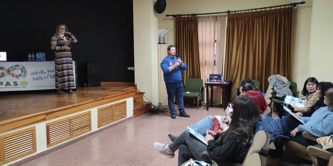 Sueca acoge una charla sobre comunicación no verbal organizada por la Asociación de Padres de Autismo
