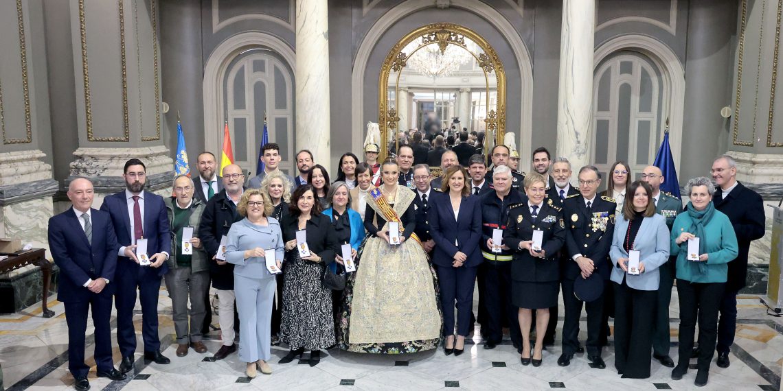 Valencia homenajea a las policías locales de Madrid, Albacete, Badajoz y Torrejón de Ardoz por su labor y ayuda en la dana