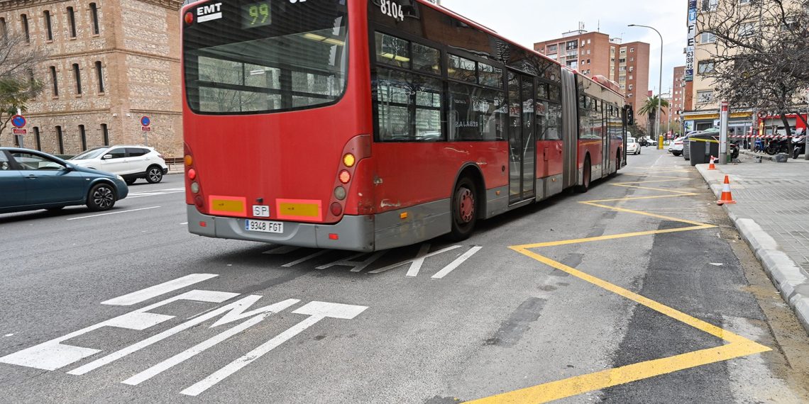 València mejora la accesibilidad en Nou d’Octubre con un nuevo paso de peatones y una plataforma de la EMT