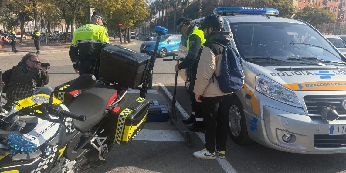Valencia intensifica el control sobre patinetes y bicicletas para reducir accidentes