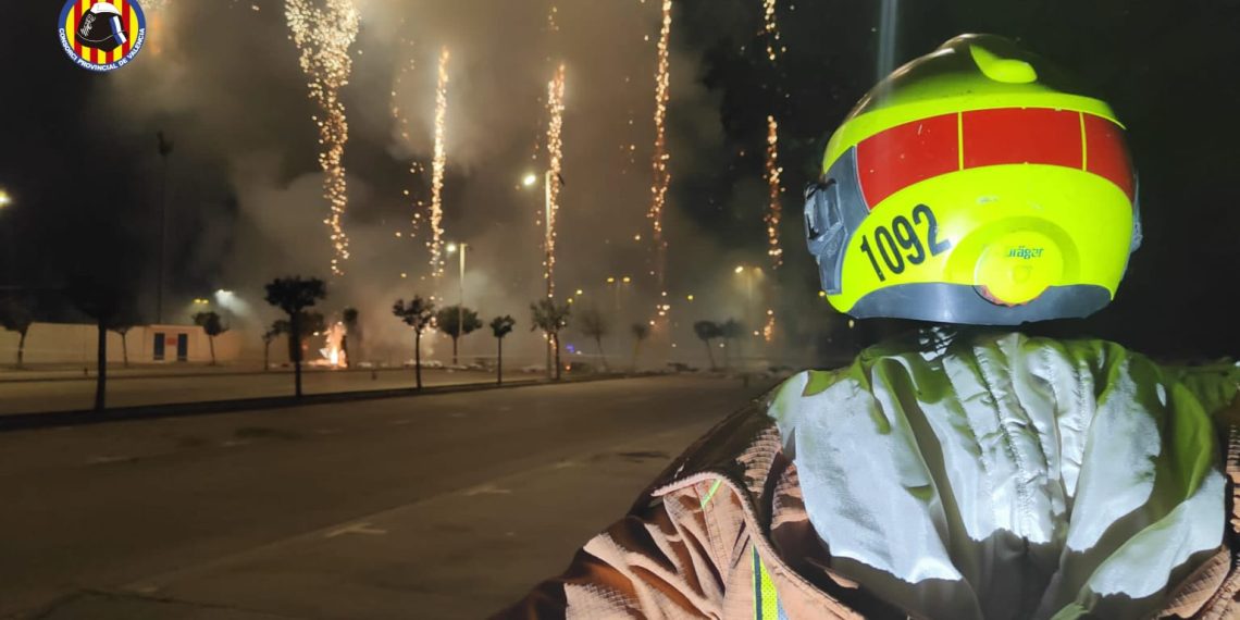 El Consorcio de Bomberos de Valencia despliega un dispositivo de más de 70 personas en la mascletà en honor a los afectados por la DANA