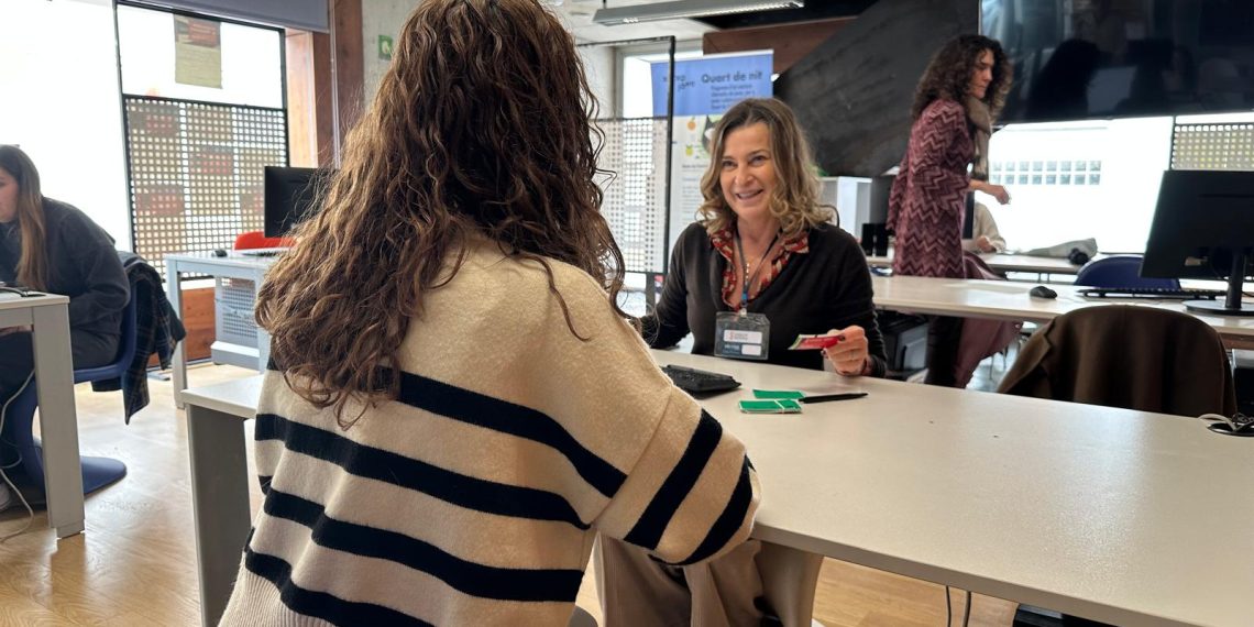 La Generalitat envía personal de refuerzo a Quart de Poblet, Alfafar y Godelleta para gestionar la tarjeta Recuperem Valencia