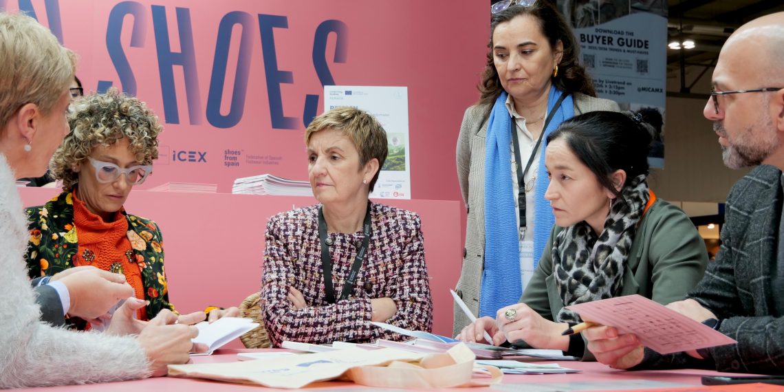 La consellera de Industria respalda a las empresas valencianas en la feria MICAM de calzado en Milán