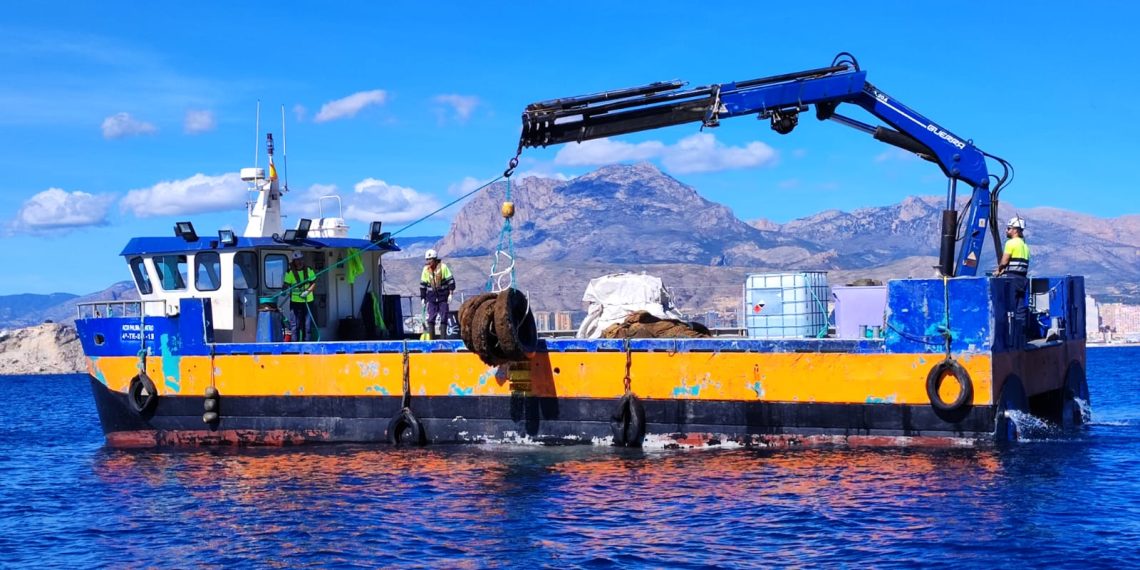 Medio Ambiente retira redes de pesca y otros residuos del litoral del Parque Natural de Serra Gelada para restaurar los fondos marinos