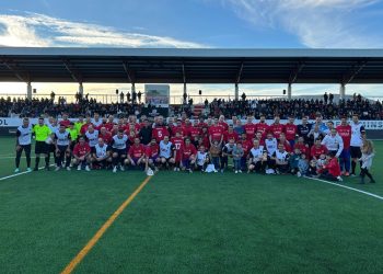 Leyendas del Valencia CF y del Canals inauguran el estadio Quatre Camins en un partido contra el cáncer
