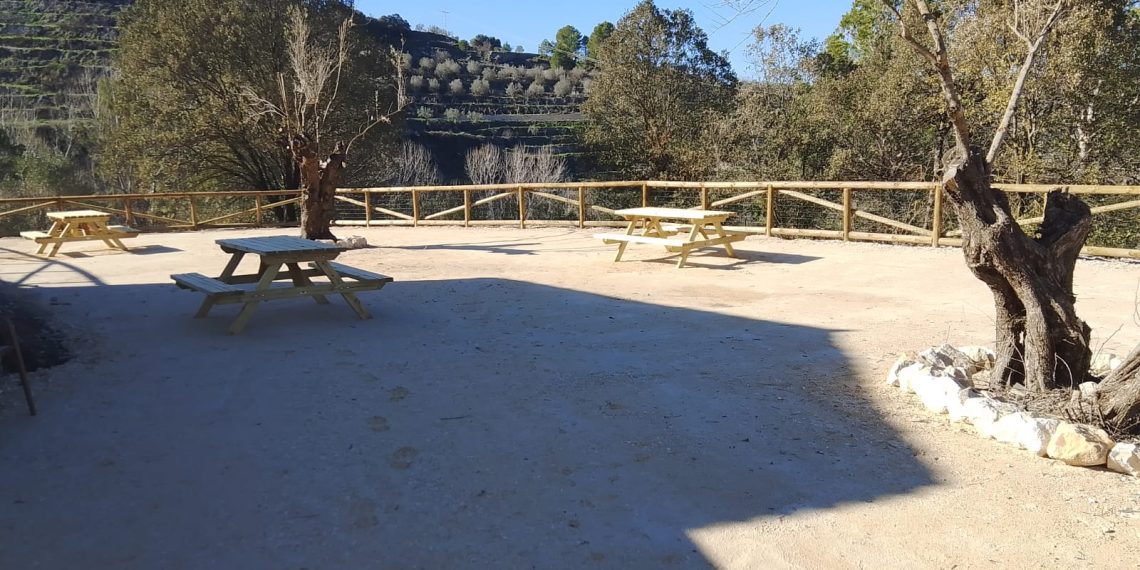 La Diputación  de Alicante habilita un área recreativa en Planes con picnic y barbacoa para un ocio sostenible