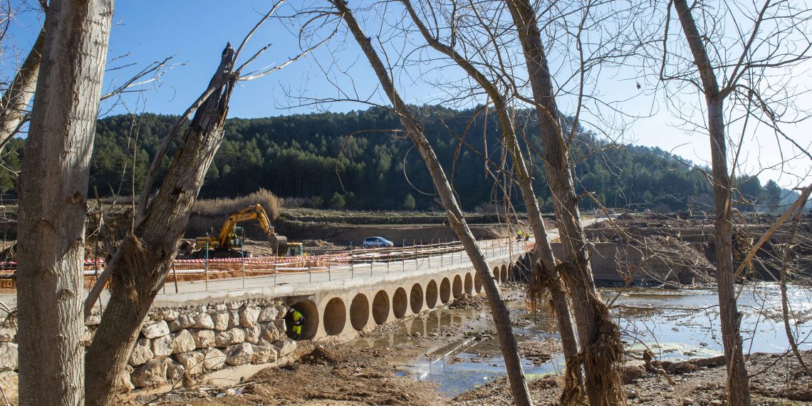 En solo un mes, la Diputació de València dará por finalizada la restauración del puente que cruza el río Magro en Hortunas