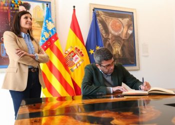 Carlos Mazón realiza una visita institucional al Ayuntamiento de Canet Lo Roig