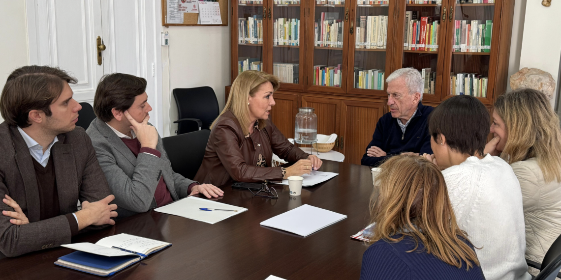 Susana Camarero y Cáritas analizan las iniciativas impulsadas para apoyar y asistir a los afectados por la DANA