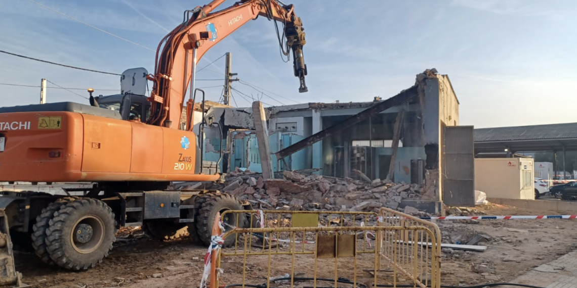 La Generalitat comienza la demolición de la estación de Paiporta de Metrovalencia, afectada por las inundaciones, para llevar a cabo su reconstrucción
