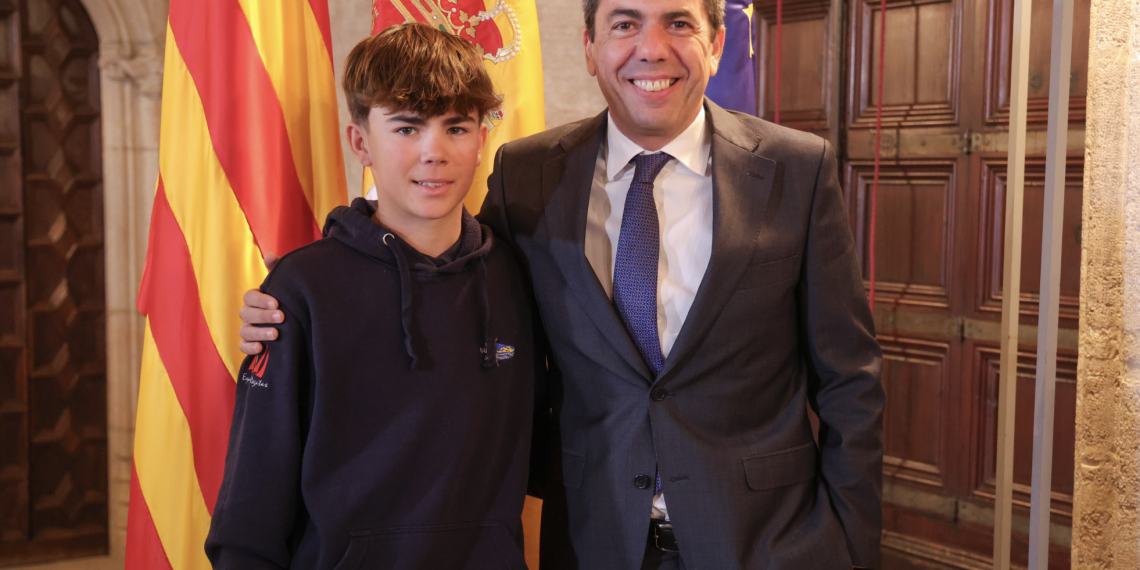 Carlos Mazón recibe al campeón del mundo de vela, Mateo Carbonell Monte