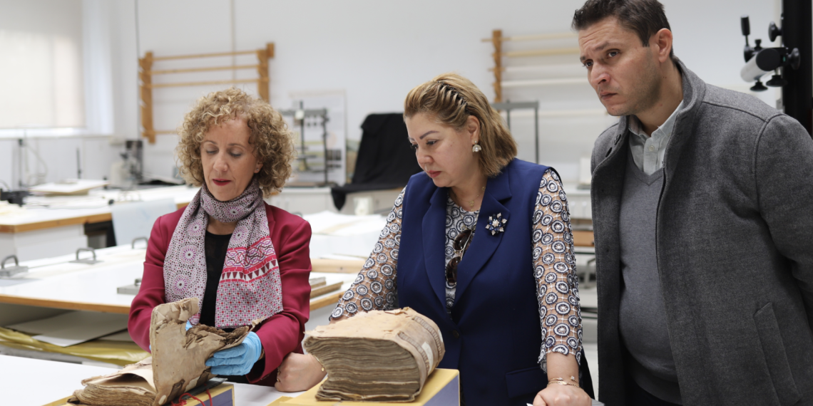 El IVCR+i recibe la visita la directora de la Biblioteca Nacional de Marruecos para conocer sus trabajos de restauración