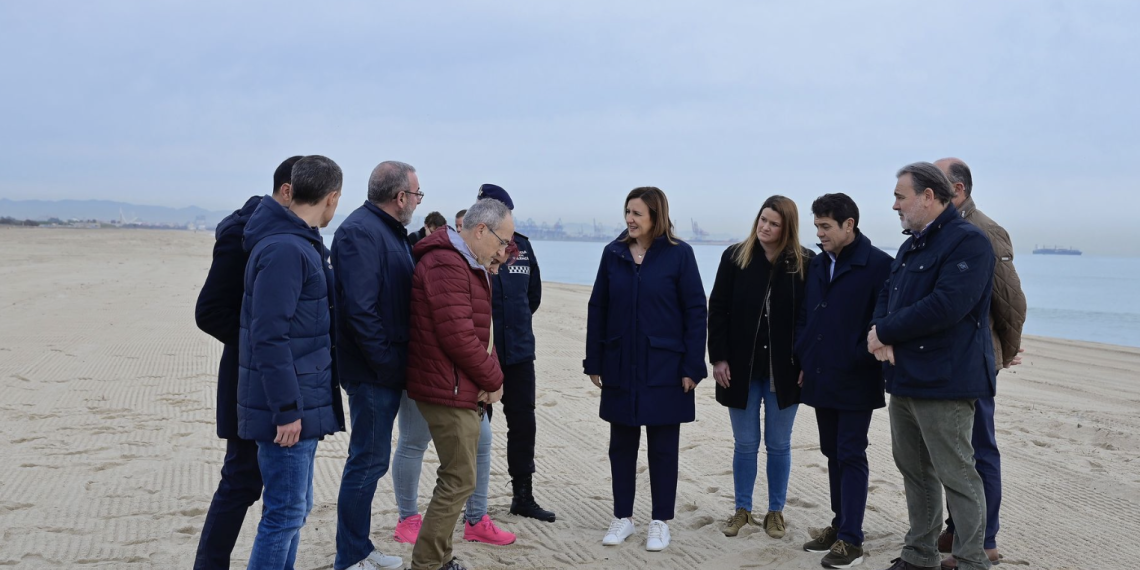 El Ayuntamiento destina un millón de euros a la limpieza de las playas de la costa Sur de València