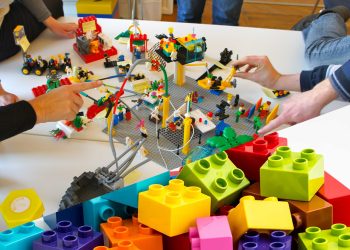 San Antonio de Benagéber acoge un taller gratuito de liderazgo basado en LEGO® SERIOUS PLAY®