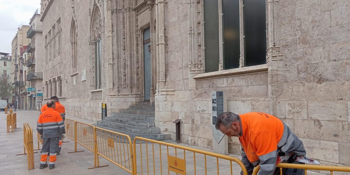 Se inicia el vallado del patrimonio histórico de València para su protección durante las Fallas