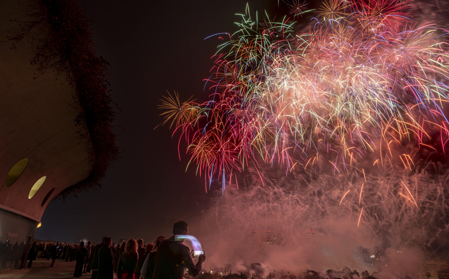 Les Arts abre sus terrazas para disfrutar de los castillos de Fallas con música y gastronomía