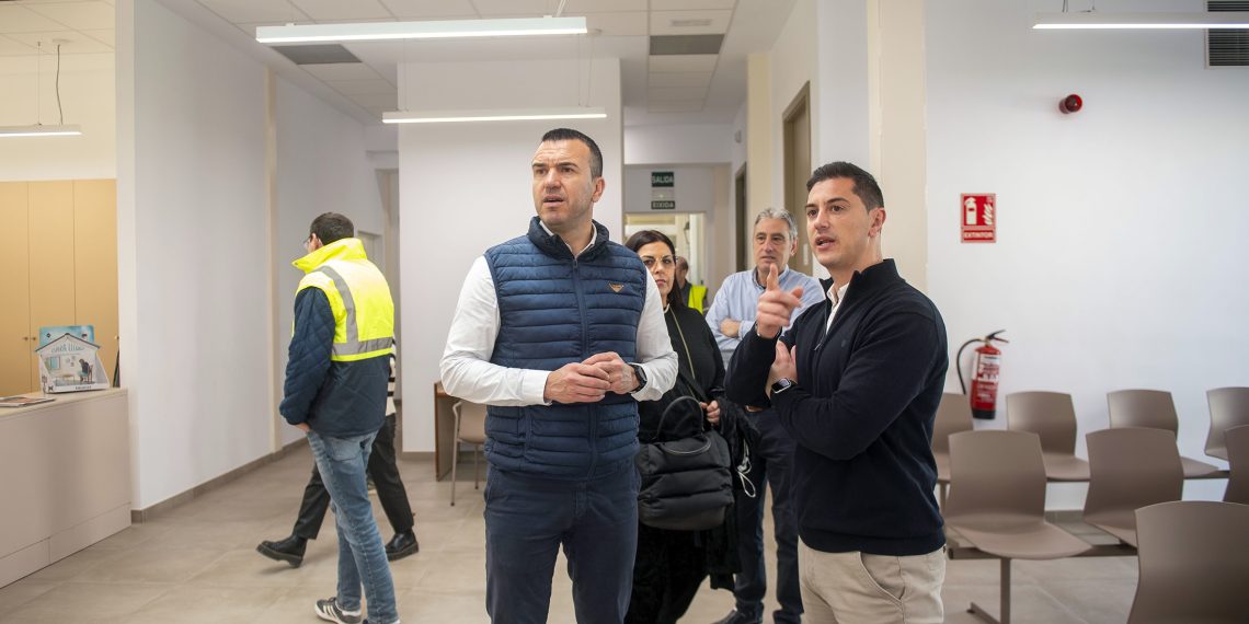 Mompó visita Turís para supervisar la reconstrucción del puente de La Fallereta y analiza las inversiones de la Diputación en Montserrat