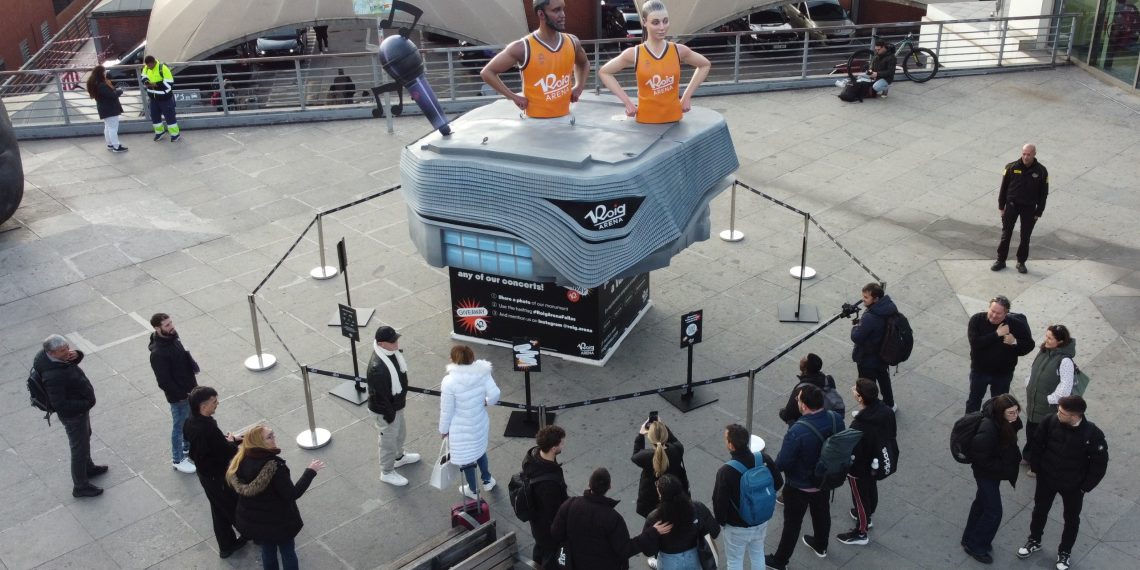 El Roig Arena se presenta en Madrid con un monumento en la Estación de Atocha