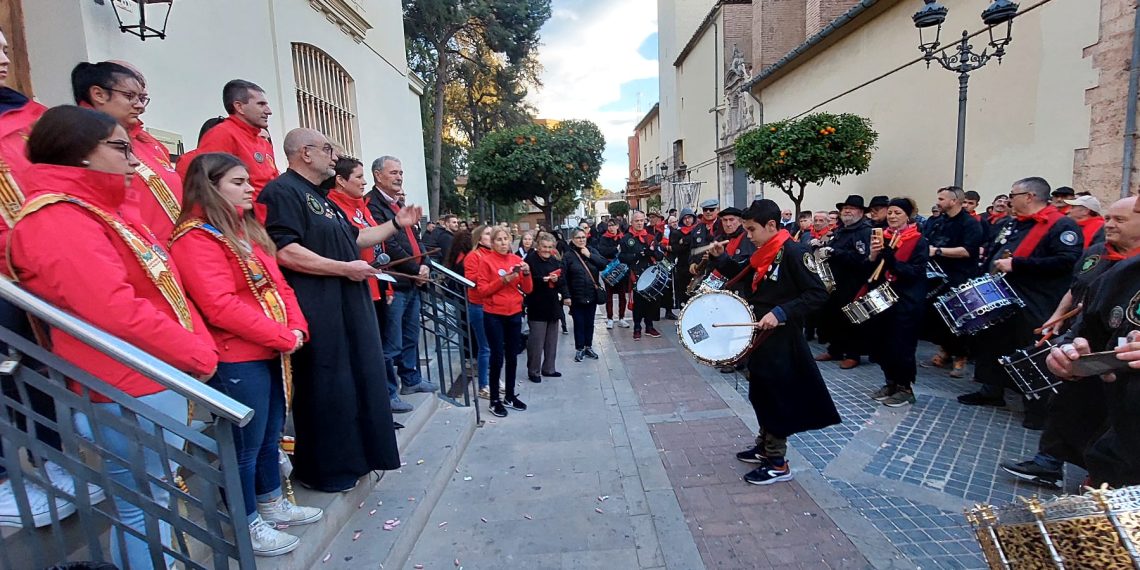 Moncada dispara efectos de fuegos artificiales por la XV Jornada del Tambor