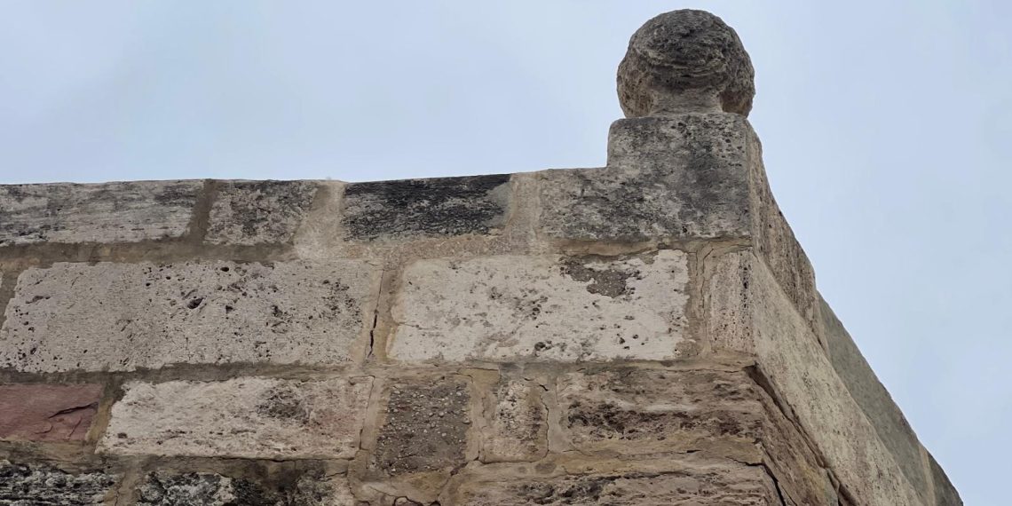 Finaliza la rehabilitación del pretril de la explanada  de las Torres de Serranos, que estará listo para La Crida