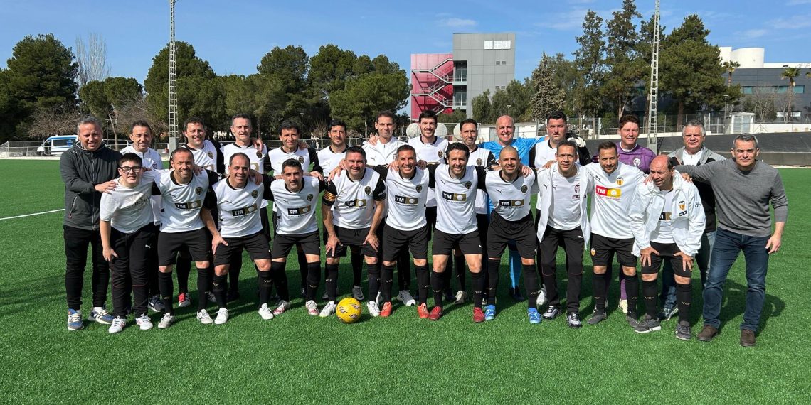 Leyendas del Valencia CF y del Ajax homenajean a Valdez en la Ciudad Deportiva de Paterna